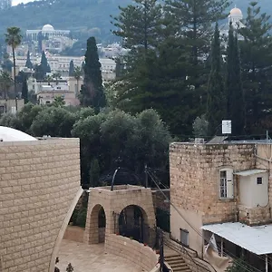 לבקר במלון